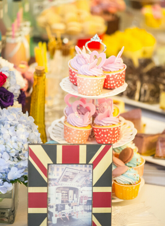 婚礼甜品桌,婚礼甜品台图片,高档甜品区婚礼布置
