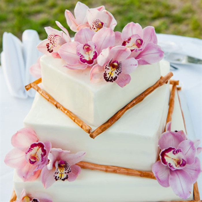 有没有想过把独特的粉红色蝴蝶兰和竹子相搭配的婚礼蛋糕组合，这种异型的蛋糕款式设计，极具炽烈多姿的夏威夷风格。