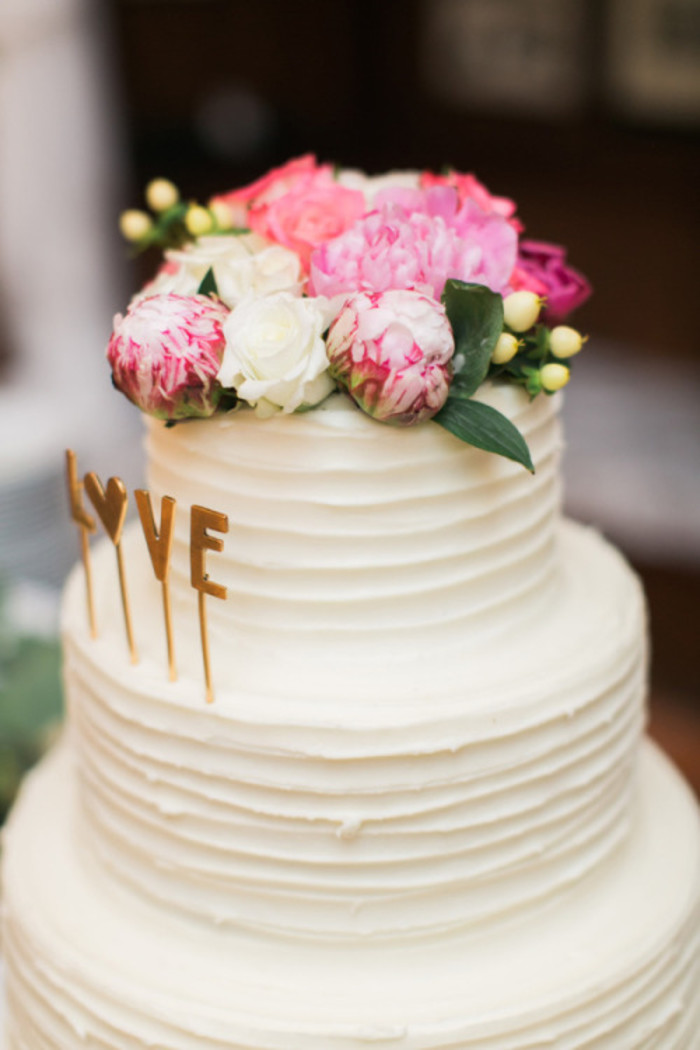 婚礼蛋糕：奶油和鲜花