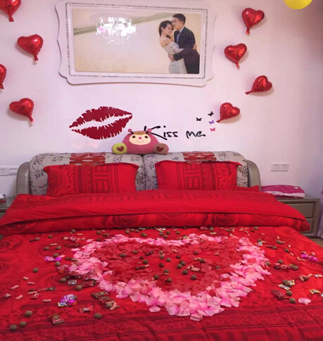 结婚当天婚床布置,婚床布置效果图,婚床玫瑰心形布置图片