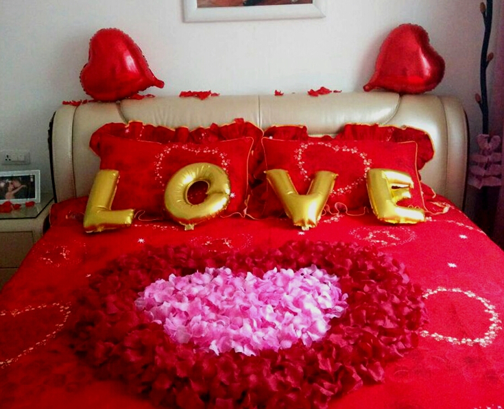 结婚当天婚床布置,婚床布置效果图,婚床玫瑰心形布置图片