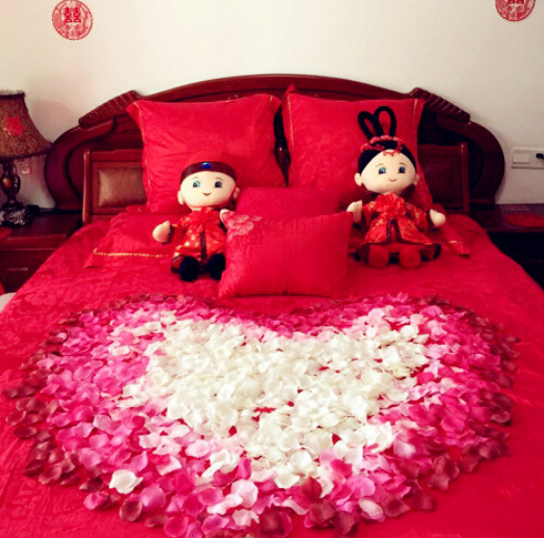 结婚当天婚床布置,婚床布置效果图,婚床玫瑰心形布置图片