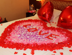 最浪漫的婚房布置 婚床心形布置