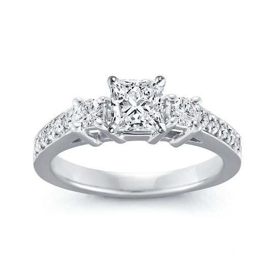 九大绝招教你升级订婚戒指