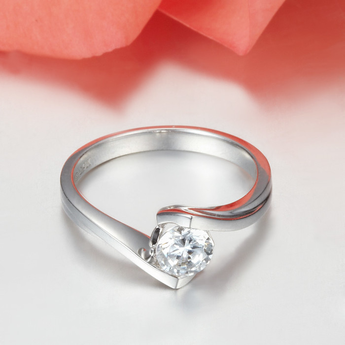 白金的细腻质感与钻石的璀璨夺目相映成辉，激情四射，爱情的浪漫在指尖华丽绽放。