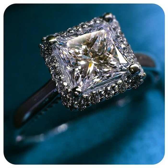 方形镶嵌 钻石戒指 婚戒 钻石 钻戒 珠宝 婚礼