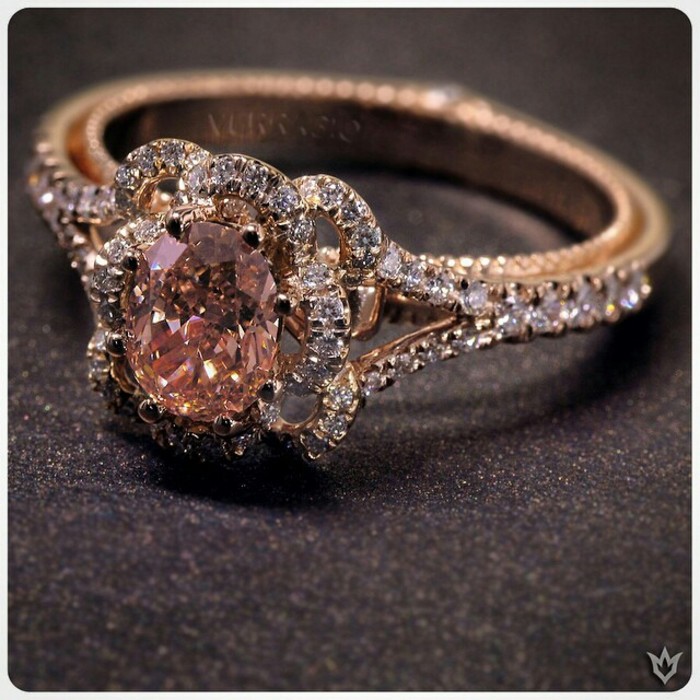 桑坦石椭圆切割镶嵌钻石戒指 花蕾型 钻石戒指 婚戒 钻石 钻戒 珠宝 婚礼