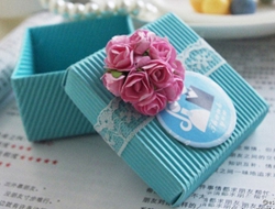 糖果礼盒蓝色简约粉色小花点缀时尚