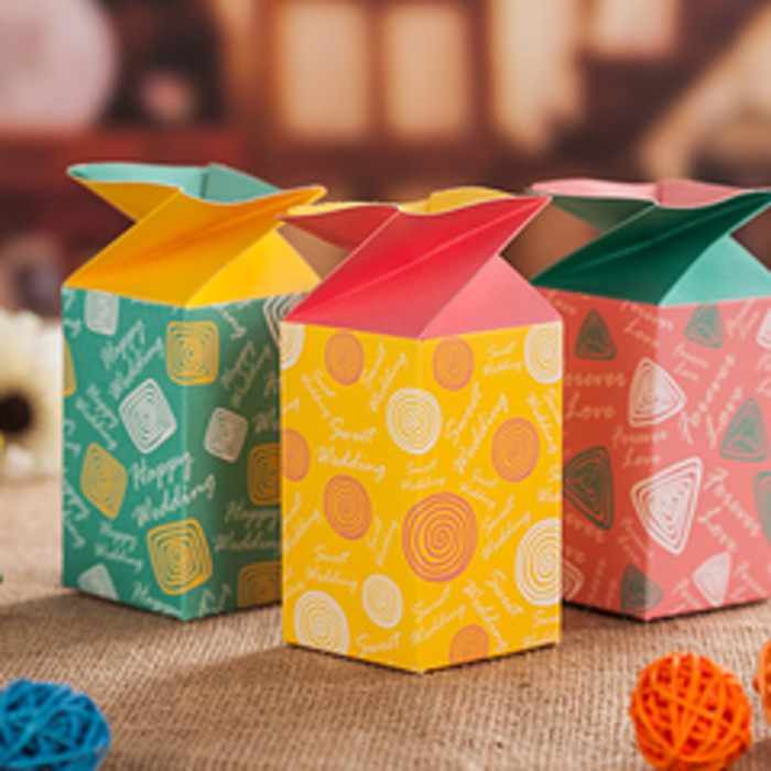 #婚品#平时都看到的是马口铁，正方形，长方形的喜糖盒，有见过各种不同造型的喜糖盒么，我很钟情他们哦！