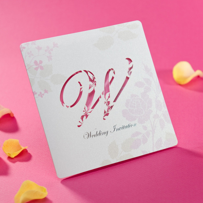 婚礼请柬（http://card.lovewith.me/）一张薄薄的纸承载着一份心意，传达结婚的喜讯。