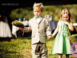 绿色系花童装婚礼上的可爱小精灵