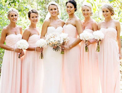 与新娘的白纱相互映衬 粉色伴娘礼服