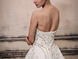 新娘婚纱奢华感十足设计抹胸做优雅新娘