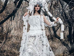 平板纸做出精美婚纱 俄艺术家的个性婚纱