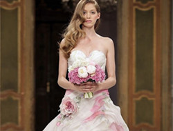 用图案为婚礼增添明艳色彩 田园风花卉图案礼服