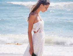 适合沙滩婚礼的简洁婚纱礼服