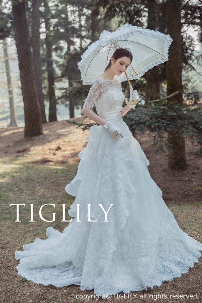 日本知名婚纱品牌 Tiglily 释出2016春夏婚纱系列LookBook，新季系列以「Pandora 潘多拉」为主题，宛若翻开一本童话书一般，纯洁的白色或者生动的鲜艳、精致的做工，让新娘完美的化身为童话中的公主。