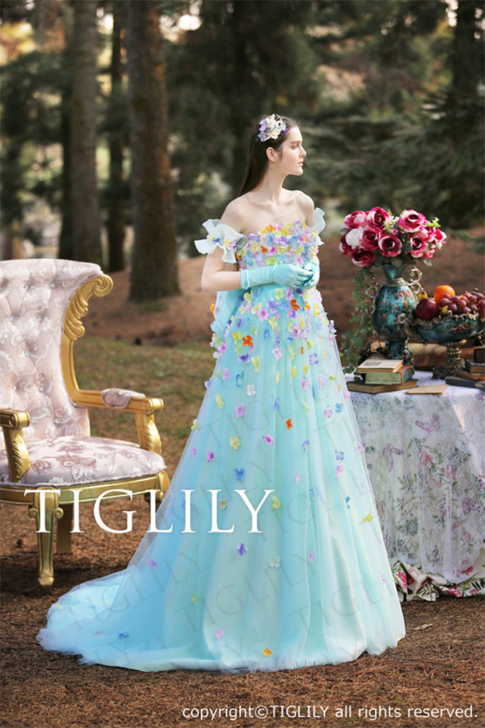 日本知名婚纱品牌 Tiglily 释出2016春夏婚纱系列LookBook，新季系列以「Pandora 潘多拉」为主题，宛若翻开一本童话书一般，纯洁的白色或者生动的鲜艳、精致的做工，让新娘完美的化身为童话中的公主。