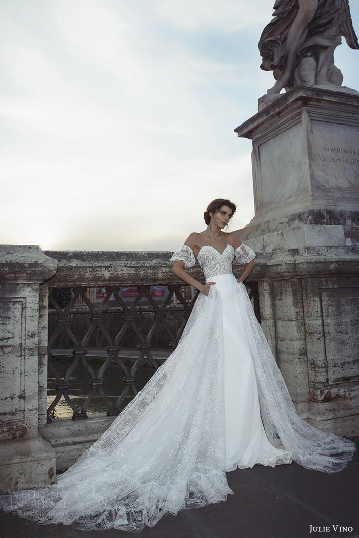 以色列设计师婚纱品牌 Julie Vino 释出最新2017春夏「Roma 罗马」系列婚纱LookBook，新季婚纱以浪漫与魅力为诉求，受永恒之城“罗马”的启发，设计师带来让人着迷的婚纱礼服。