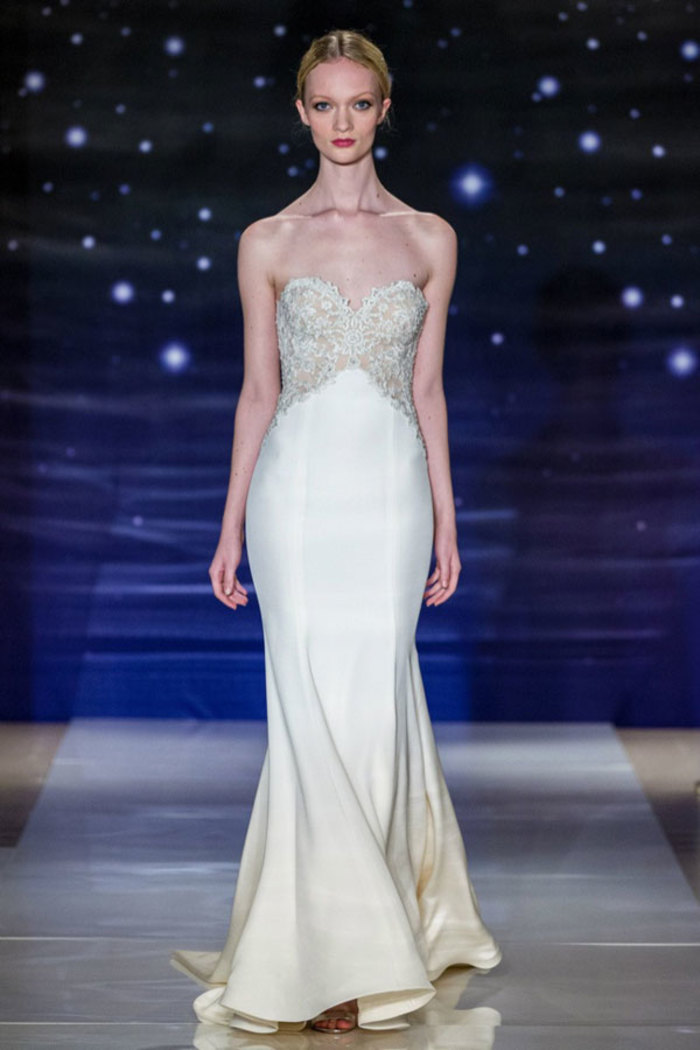Reem Acra Bridal Spring 2016。雷姆·阿克拉2016纽约婚纱周春夏婚纱发布。本季系列表达了“每一位新娘都是明星”的想法，以闪耀的蕾丝细节融入大部分的婚纱设计，设计师想要达到一种设计的平衡，在繁华的装点之余也有更多真丝绉纱、斜纹布的简约款式。Acra的礼服更多的是对女性性感的一种表达：低胸、紧身的胸衣、透明的薄纱都无限了属于女性最动人的一面，让穿上婚纱的姑娘犹如夜空中那颗最美的星星。