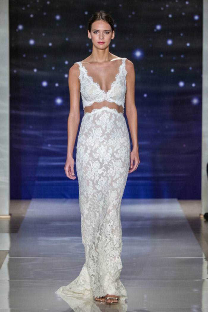 Reem Acra Bridal Spring 2016。雷姆·阿克拉2016纽约婚纱周春夏婚纱发布。本季系列表达了“每一位新娘都是明星”的想法，以闪耀的蕾丝细节融入大部分的婚纱设计，设计师想要达到一种设计的平衡，在繁华的装点之余也有更多真丝绉纱、斜纹布的简约款式。Acra的礼服更多的是对女性性感的一种表达：低胸、紧身的胸衣、透明的薄纱都无限了属于女性最动人的一面，让穿上婚纱的姑娘犹如夜空中那颗最美的星星。