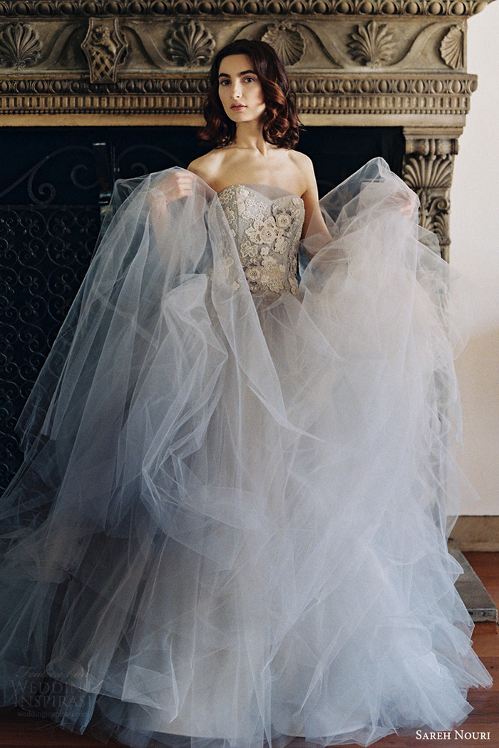 著名婚纱品牌Sareh Nouri 新释出了2017春夏婚纱系列，从华丽梦幻的新娘礼服到优雅浪漫的拖地婚纱，每一款都是女性梦想中的完美嫁衣。Sareh Nouri 本季婚纱将经典的婚纱设计和现代的优雅魅力相融合，上乘精致的材质和全手工缝制的细节，每一件都是品牌设计力的体现。
