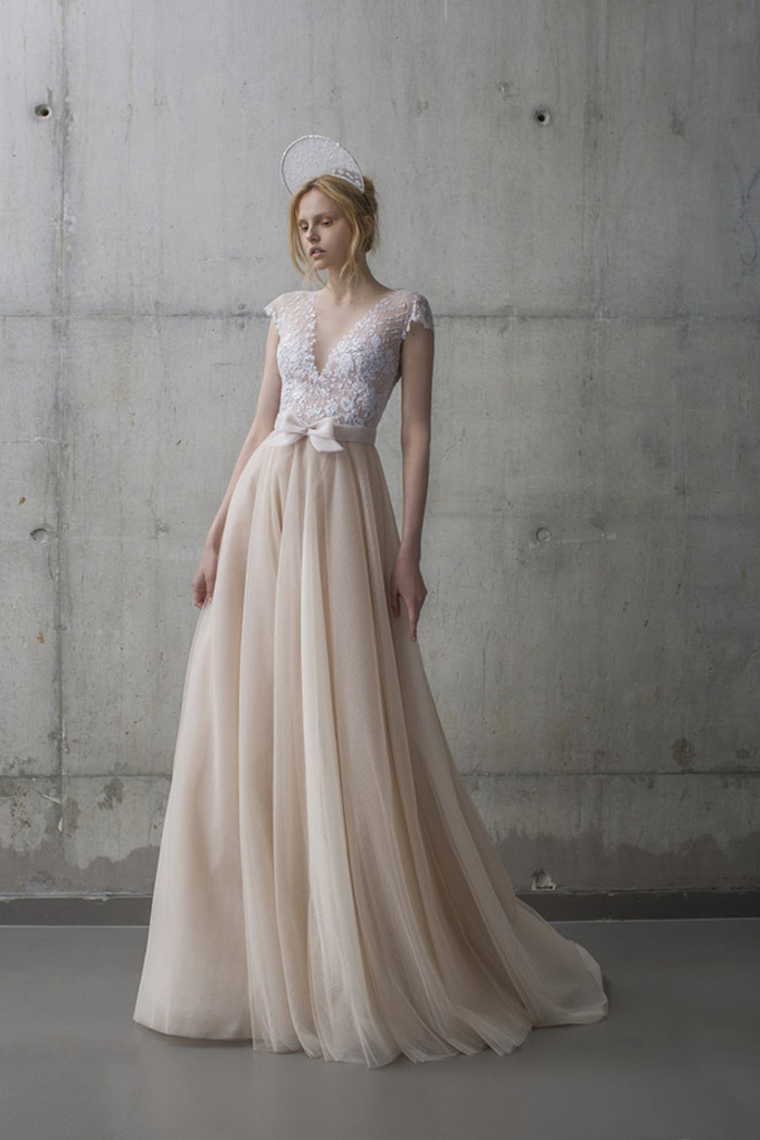 Mira Zwillinger 来自以色列的婚纱品牌，2016最新季婚纱以星尘为主题，礼服上缀满大量闪闪发光的装饰物，给人一种梦幻、空灵的感觉