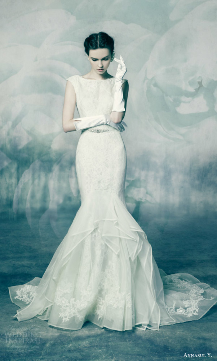 英国著名婚纱品牌 Annasul Y. 释出最新2016婚纱系列LookBoss，本季系列设计灵感源自钻石的切割面，婚纱礼服独特的几何风格与流动飘逸的婚纱面料形成鲜明对比，让新季婚纱闪耀独特魅力！