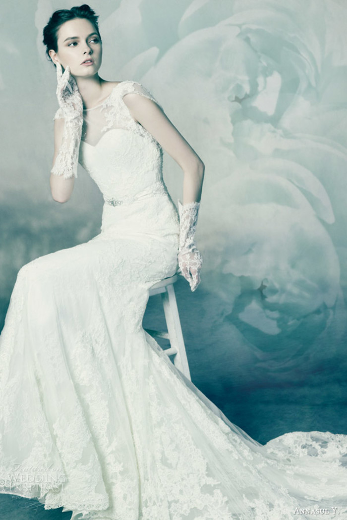 英国著名婚纱品牌 Annasul Y. 释出最新2016婚纱系列LookBoss，本季系列设计灵感源自钻石的切割面，婚纱礼服独特的几何风格与流动飘逸的婚纱面料形成鲜明对比，让新季婚纱闪耀独特魅力！