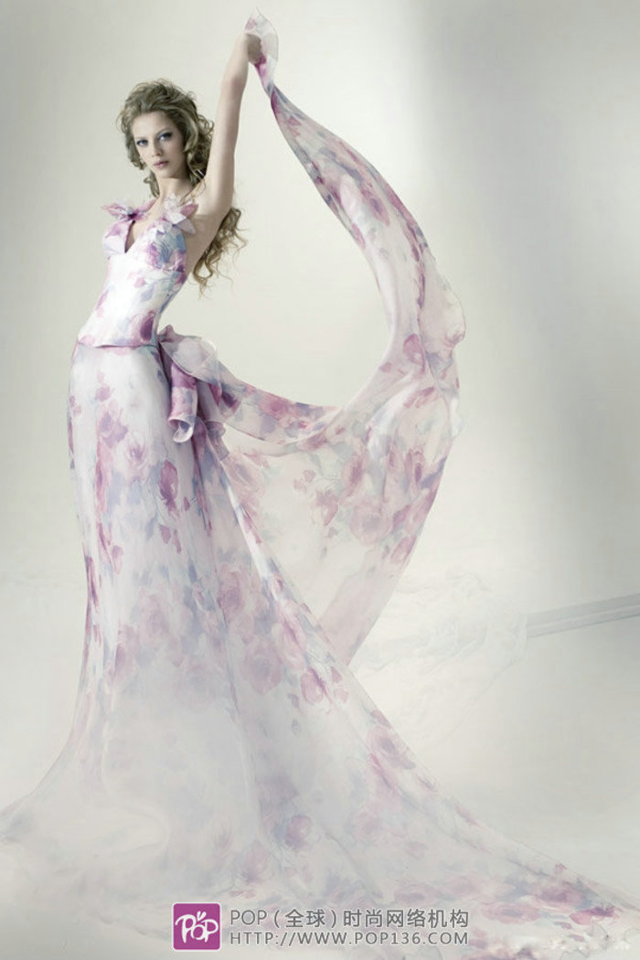 【Marina Mansanta】设计师有着20多年专业服装设计经验。1992年她在意大利的托斯卡纳创立了自己首个设计工作室，专注打造高级定制系列服饰。设计师的同名品牌Marina Mansanta推出的Ninfe系列婚纱礼服有着无与伦比的美丽。唯美梦幻的意境、飘逸灵动的礼服和设计师精湛高超的剪裁工艺相结合，加上模特们的精彩演绎，为新娘呈现了一系列完美的婚纱礼服。