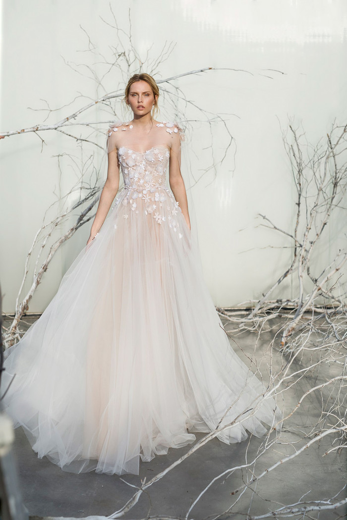 Mira Zwillinger 释出2017「Whisper Of Blossom 花开的声音」系列，设计师将3D花朵和立体藤蔓搬到了每一件婚纱上，充满艺术气息的蕾丝将新娘包裹的如童话公主一般