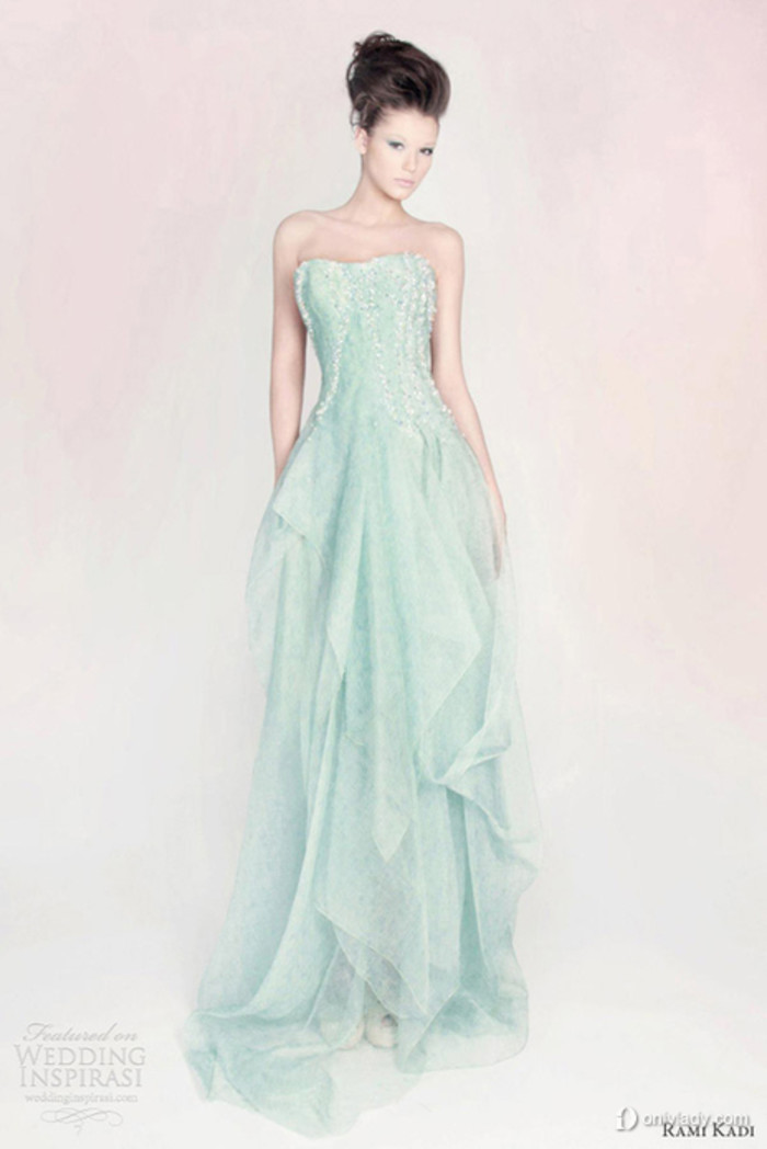 Rami Kadi 2013 「空中花园」系列婚纱LookBook 来自黎巴嫩设计师 Rami Kadi（拉米·卡迪）发布最新2013年「Les Jardins Suspendus 空中花园」系列婚纱，本季婚纱色彩缤纷，用玲珑的曲线及活泼多变的造型来体现新娘的活力与性感。