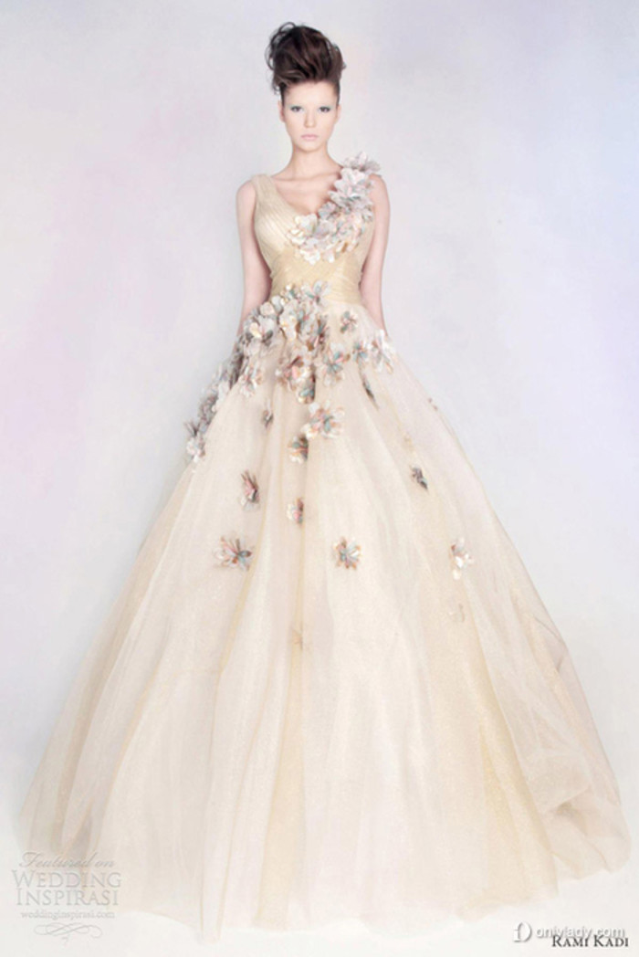Rami Kadi 2013 「空中花园」系列婚纱LookBook 来自黎巴嫩设计师 Rami Kadi（拉米·卡迪）发布最新2013年「Les Jardins Suspendus 空中花园」系列婚纱，本季婚纱色彩缤纷，用玲珑的曲线及活泼多变的造型来体现新娘的活力与性感。