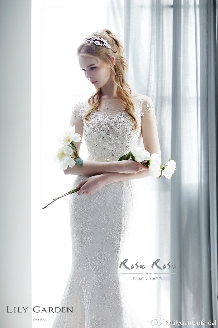 【RoseRosa】--充满浪漫与浓浓爱意的韩国婚纱品牌，具有20年历史，坚持在华丽公主风的优美风格上强调高雅与清纯之美，渲染给人以少女一般的迷人氛围。通过富有情感又不乏华丽的设计，将最美的印记馈赠与各位新娘