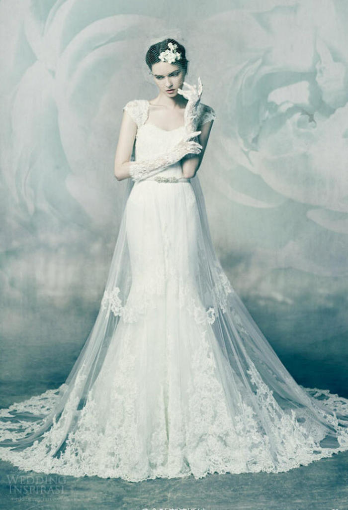 【Annasul Y. 】释出最新2016婚纱系列。本季系列设计灵感源自钻石的切割面，婚纱礼服独特的几何风格与流动飘逸的婚纱面料形成鲜明对比，让新季婚纱闪耀独特魅力！