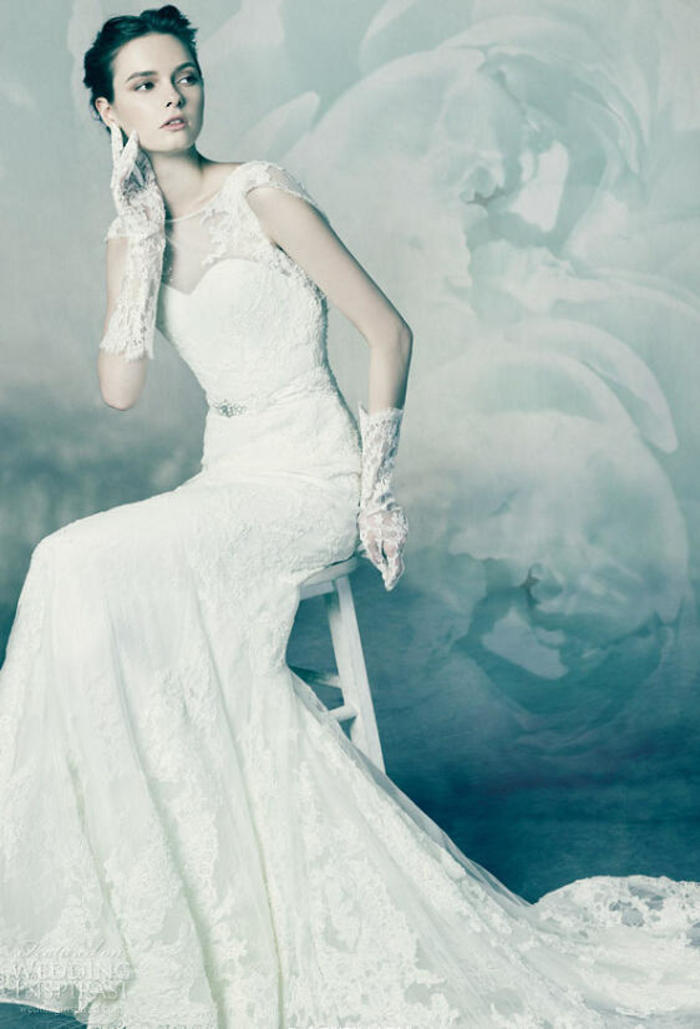 【Annasul Y. 】释出最新2016婚纱系列。本季系列设计灵感源自钻石的切割面，婚纱礼服独特的几何风格与流动飘逸的婚纱面料形成鲜明对比，让新季婚纱闪耀独特魅力！