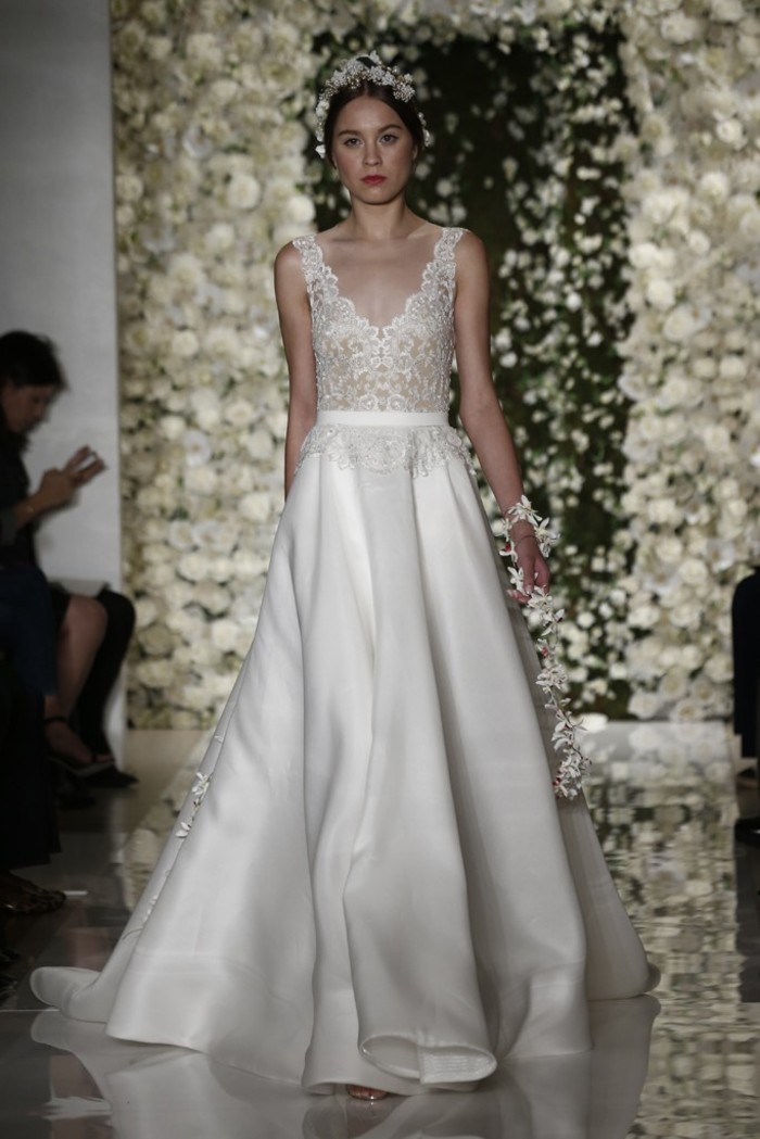 Reem Acra Bridal Fall 2015。雷姆·阿克拉2015秋冬婚纱发布。蕾丝与镂空设计在性感中不失端庄优雅。