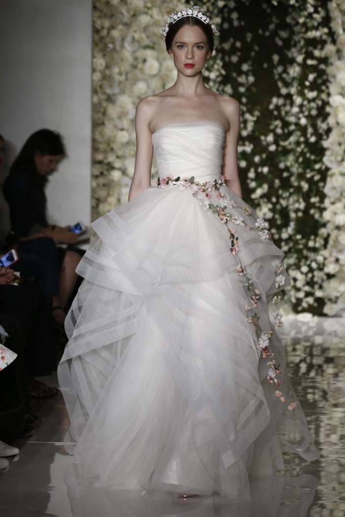 Reem Acra Bridal Fall 2015。雷姆·阿克拉2015秋冬婚纱发布。蕾丝与镂空设计在性感中不失端庄优雅。