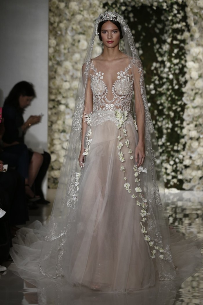 Reem Acra Bridal Fall 2015。雷姆·阿克拉2015秋冬婚纱发布。蕾丝与镂空设计在性感中不失端庄优雅。