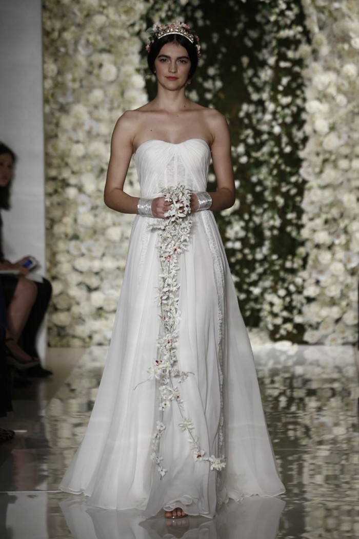 Reem Acra Bridal Fall 2015。雷姆·阿克拉2015秋冬婚纱发布。蕾丝与镂空设计在性感中不失端庄优雅。