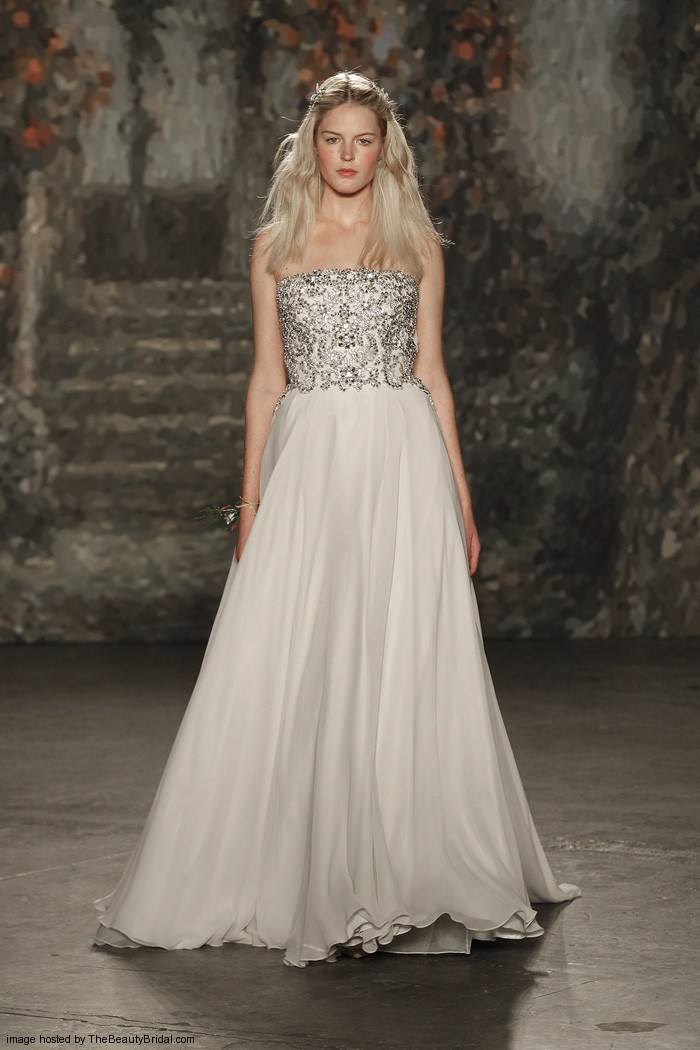 Jenny Packham Spring 2016 Bridal Collection。珍妮·帕克汉2016纽约婚纱时装周春夏发布。设计灵感来自莎士比亚的喜剧作品《仲夏夜之梦》，设计师将文学作品中的故事带入了现实之中，为新娘们打造了浪漫的嫁衣：欧根纱的花朵、水晶打造的植物叶子、珍珠刺绣与羽毛。设计师充分使用了春夏的绿色草地的色彩，飘逸的裙摆与紧身的胸衣打造了属于新娘们的浪漫世界。花朵蕾丝、刺绣与轻盈的雪纺面料以及施华洛世奇的水晶在灯光下闪耀着光芒，共同营造了属于春夏婚礼上的美丽梦境。