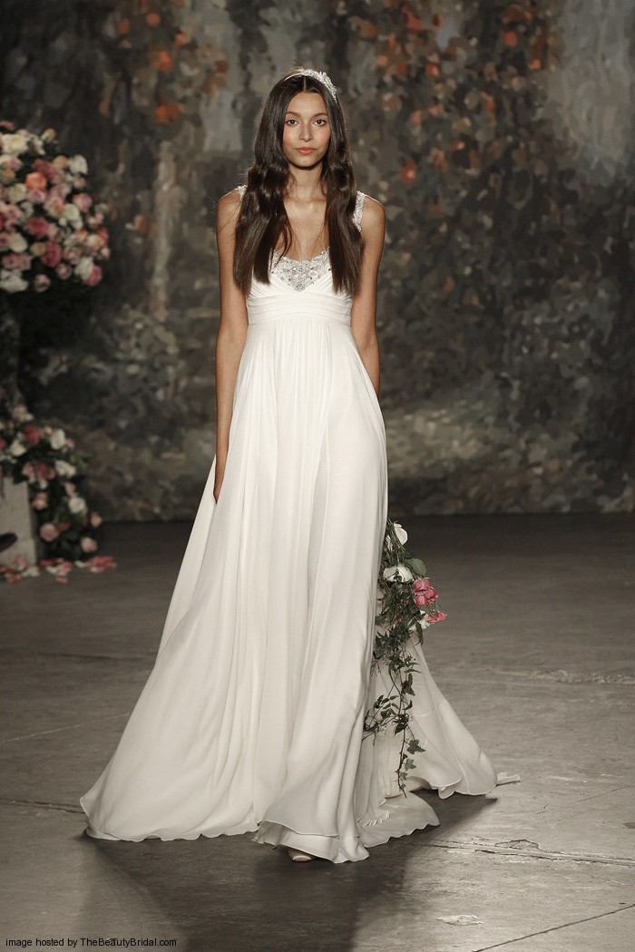 Jenny Packham Spring 2016 Bridal Collection。珍妮·帕克汉2016纽约婚纱时装周春夏发布。设计灵感来自莎士比亚的喜剧作品《仲夏夜之梦》，设计师将文学作品中的故事带入了现实之中，为新娘们打造了浪漫的嫁衣：欧根纱的花朵、水晶打造的植物叶子、珍珠刺绣与羽毛。设计师充分使用了春夏的绿色草地的色彩，飘逸的裙摆与紧身的胸衣打造了属于新娘们的浪漫世界。花朵蕾丝、刺绣与轻盈的雪纺面料以及施华洛世奇的水晶在灯光下闪耀着光芒，共同营造了属于春夏婚礼上的美丽梦境。