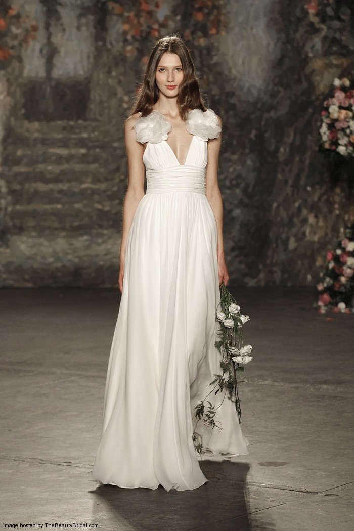 Jenny Packham Spring 2016 Bridal Collection。珍妮·帕克汉2016纽约婚纱时装周春夏发布。设计灵感来自莎士比亚的喜剧作品《仲夏夜之梦》，设计师将文学作品中的故事带入了现实之中，为新娘们打造了浪漫的嫁衣：欧根纱的花朵、水晶打造的植物叶子、珍珠刺绣与羽毛。设计师充分使用了春夏的绿色草地的色彩，飘逸的裙摆与紧身的胸衣打造了属于新娘们的浪漫世界。花朵蕾丝、刺绣与轻盈的雪纺面料以及施华洛世奇的水晶在灯光下闪耀着光芒，共同营造了属于春夏婚礼上的美丽梦境。