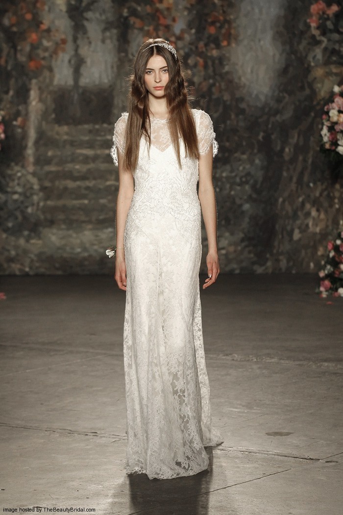 Jenny Packham Spring 2016 Bridal Collection。珍妮·帕克汉2016纽约婚纱时装周春夏发布。设计灵感来自莎士比亚的喜剧作品《仲夏夜之梦》，设计师将文学作品中的故事带入了现实之中，为新娘们打造了浪漫的嫁衣：欧根纱的花朵、水晶打造的植物叶子、珍珠刺绣与羽毛。设计师充分使用了春夏的绿色草地的色彩，飘逸的裙摆与紧身的胸衣打造了属于新娘们的浪漫世界。花朵蕾丝、刺绣与轻盈的雪纺面料以及施华洛世奇的水晶在灯光下闪耀着光芒，共同营造了属于春夏婚礼上的美丽梦境。