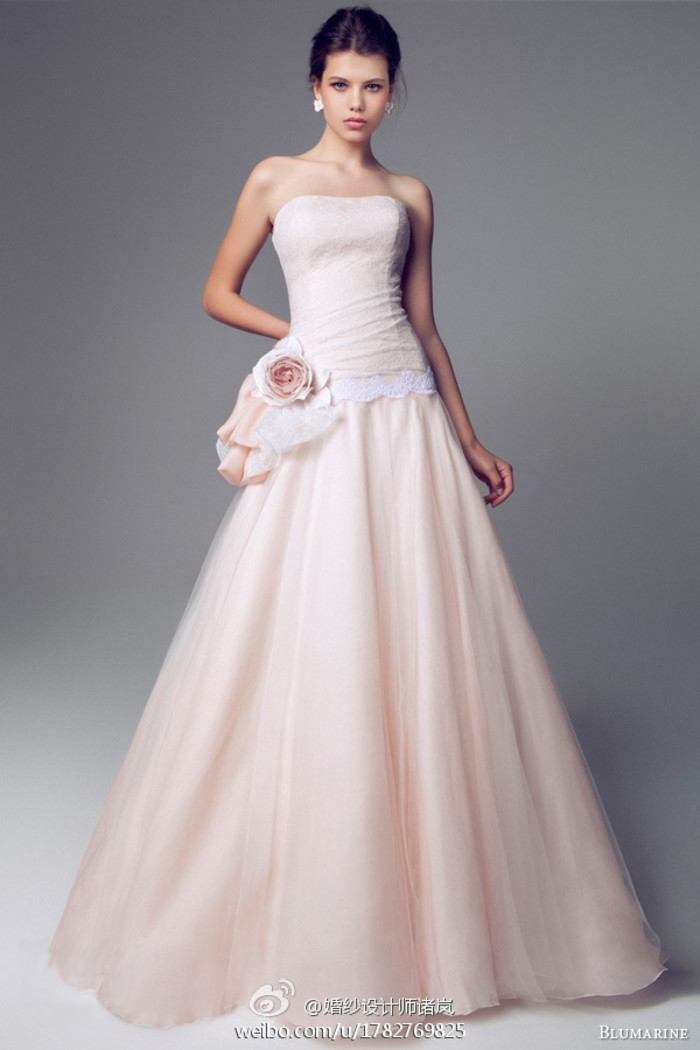 中国新娘的礼服从正红走向纯白，而现在新娘们对婚纱的颜色又有了不同的选择。Blumarine的2014婚纱系列，推出了令人难忘的梦幻玫瑰色系。不管是清纯的嫩粉色还是略微深沉热烈的玫红色，都为这些礼服增添了浪漫的诱惑。