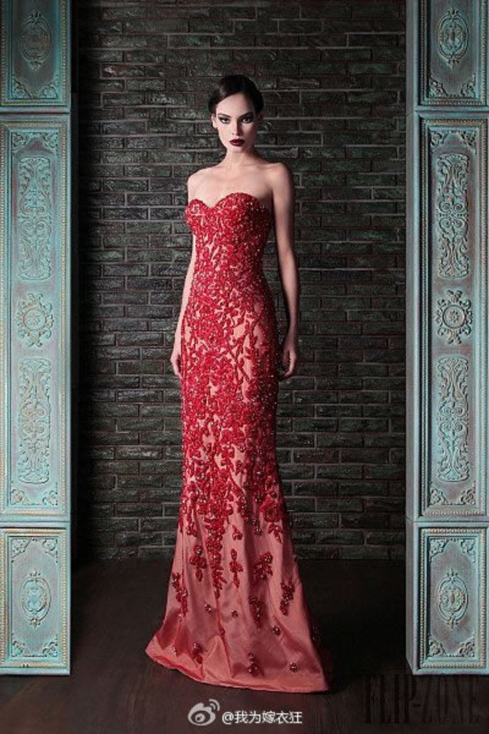 RAMI KADI 红色婚纱系列，精湛完美的立体剪裁在为礼服营造出宽松感的同时，又勾勒出新娘的高挑身材