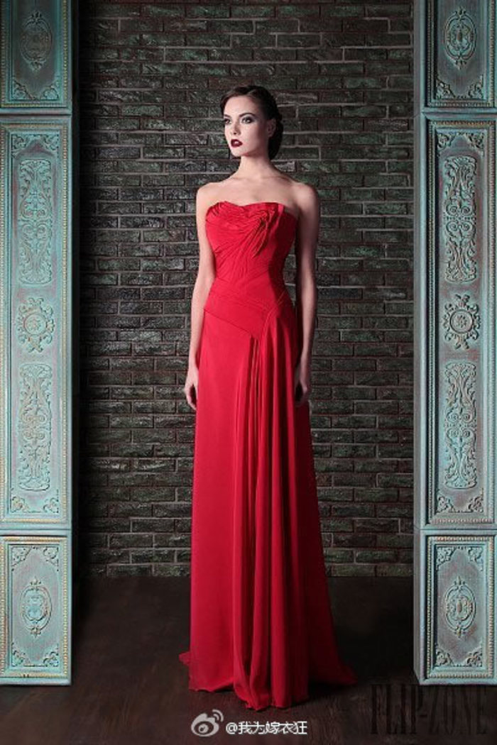 RAMI KADI 红色婚纱系列，精湛完美的立体剪裁在为礼服营造出宽松感的同时，又勾勒出新娘的高挑身材
