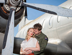 创意职业主题婚纱摄影空军机械师的独特婚纱照