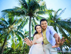 三亚幸福之旅海边椰树沙滩摄影创意婚纱照