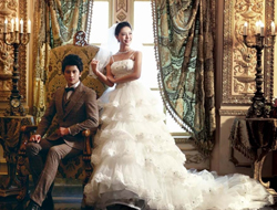 在黛西王宫复古华丽高贵风格以宫廷为背景拍摄婚纱照片